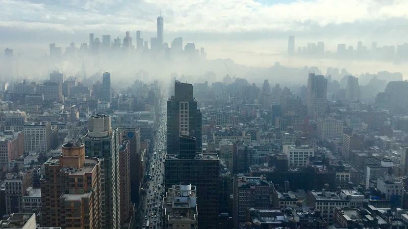 世界杯热门赛事巴西对阵阿根廷，两大南美足球豪门在球场上激烈对抗，黄色与蓝白球衣交相辉映
